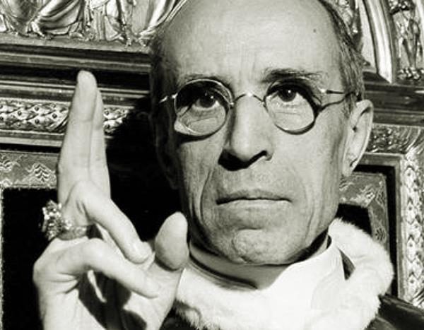 paracleto4's tweet photo. #Fatima e la Visione di #Pacelli: Quando il futuro #PioXII collegò gli avvertimenti della Madonna alla crisi di FEDE e all'APOSTASIA nella Chiesa:
“Supponiamo, caro amico, che il Comunismo (uno degli “errori della Russia” menzionati dal Messaggio di Fatima) sia solo il più visibile degli strumenti di sovversione usati contro la Chiesa e le tradizioni della Rivelazione Divina … Sono preoccupato per i messaggi della Beata Vergine a Lucia di Fatima.
Questo insistere di Maria riguardo ai pericoli che minacciano la Chiesa è un avvertimento divino contro l’atto suicida di alterare la Fede nella Sua Liturgia, la Sua Teologia e la Sua anima... Sento tutto intorno a me questi innovatori che desiderano smantellare la Sacra Cappella, distruggere la fiamma universale della Chiesa, rigettare i suoi ornamenti e farla sentire in colpa per il Suo passato storico…
Verrà un giorno in cui il mondo civilizzato negherà il proprio Dio, quando la Chiesa dubiterà come dubitò Pietro. Sarà allora tentata di credere che l’uomo è diventato Dio. Nelle nostre chiese, i Cristiani cercheranno invano la LAMPADA ROSSA dove Dio li aspetta. Come Maria Maddalena, in lacrime dinanzi alla tomba vuota, si chiederanno: ‘Dove Lo hanno portato?’ ” ...
Cardinale Eugenio Pacelli (futuro Papa Pio XII) all’epoca in cui era ancora Segretario di Stato di Papa Pio XI. Brano riportato dal libro Pius XII Devant L’Histoire, pp. 52, 53.