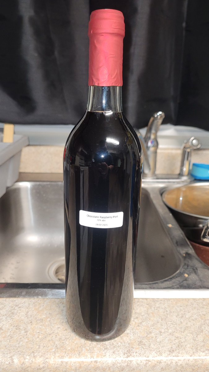 ElementalFriend's tweet image. The newest addition to my growing collection of homebrew, now with fancy cork sleeves!