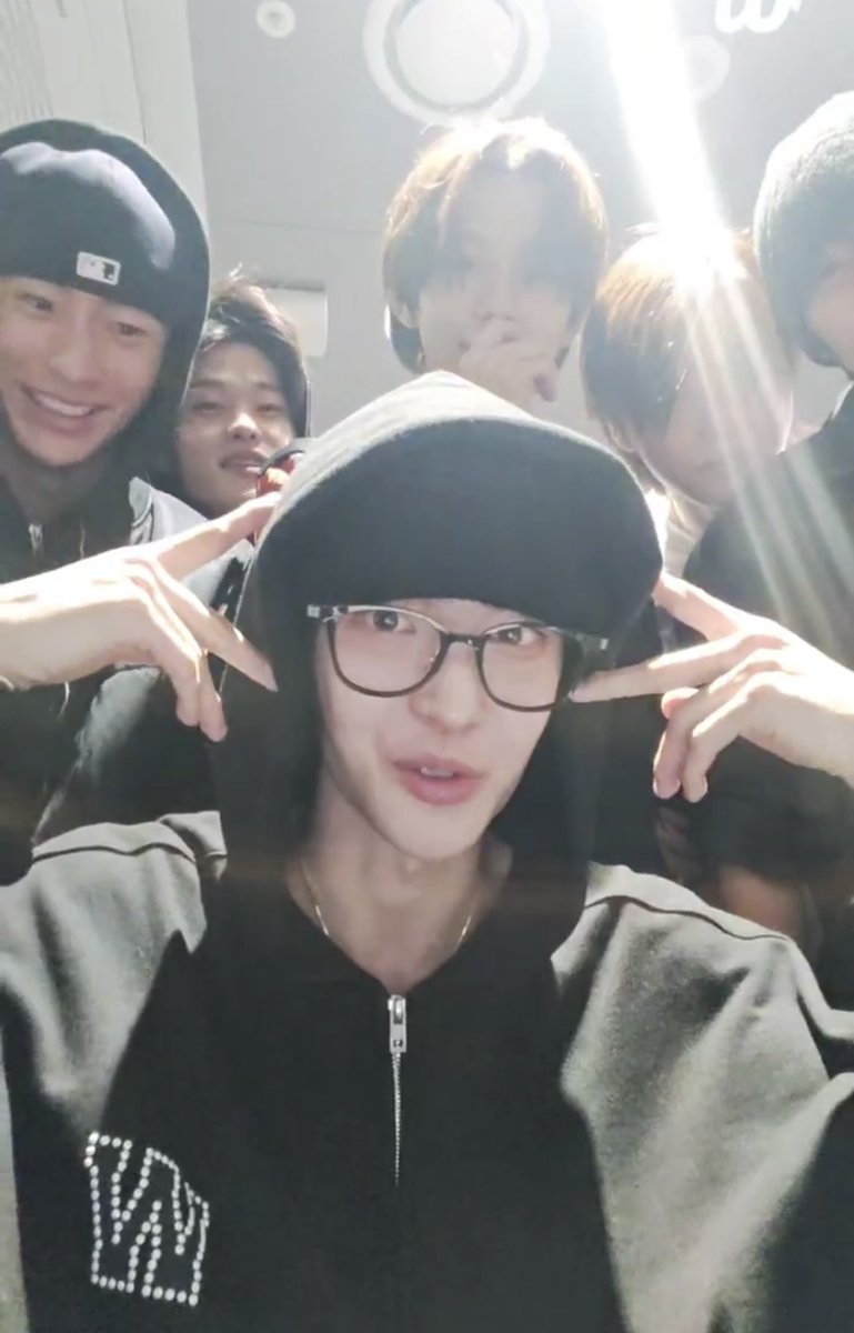 young1zz_'s tweet photo. 하 개웃기게ㅋㅋㅋㅋㅋ원빈 뒤에 5명 가득 잇는��� 없는셈치고 평소에 하던대로 하라해서 박원빈 고양이 귀 날리니까 멤버들 반응ㅋㅋㅋㅋㅋㅋㅋㅋㅋㅋㅋㅆㅠㅠ https://t.co/wucO3OpkFC