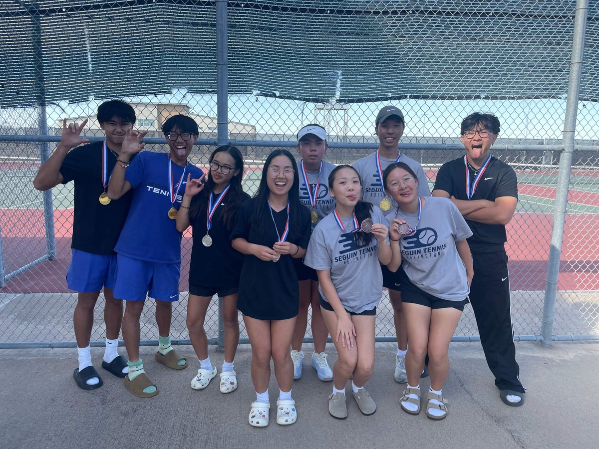 Seguin’s varsity tennis team had one of our most successful days ever at a tournament. Six medals were brought home.