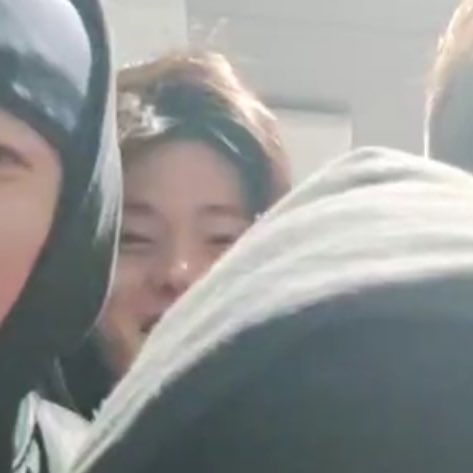 뒤에 쪼꾸만 콩알떡이 신경쓰요...........😆🤣