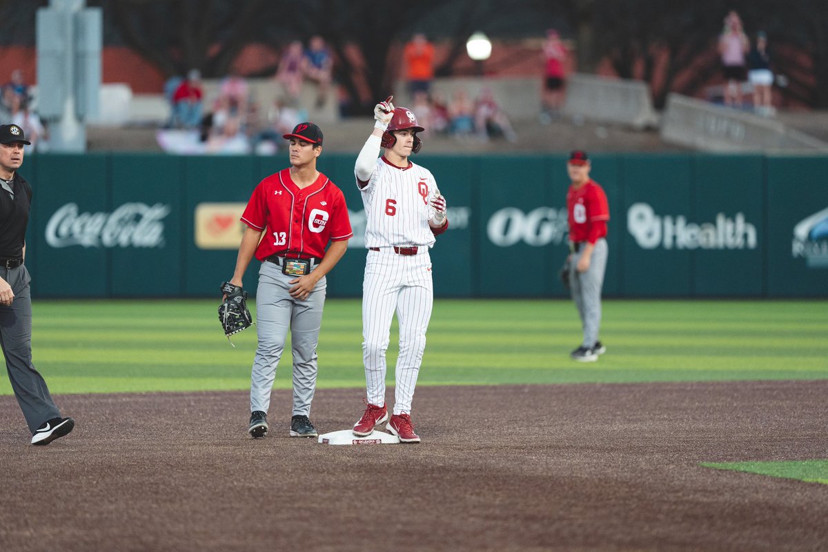 #Sooners 2B Kyle Branch has been mashing to start the year; his batted ball profile is one of the main reasons why: 

35 ABs
1.015 OPS 🔥
82.6 avgEV
BUT a 66.70 HardPull% 💥💢

Branch utilizes the pull-side to maximize output, leaving destruction in his wake. 

#CHAOUS