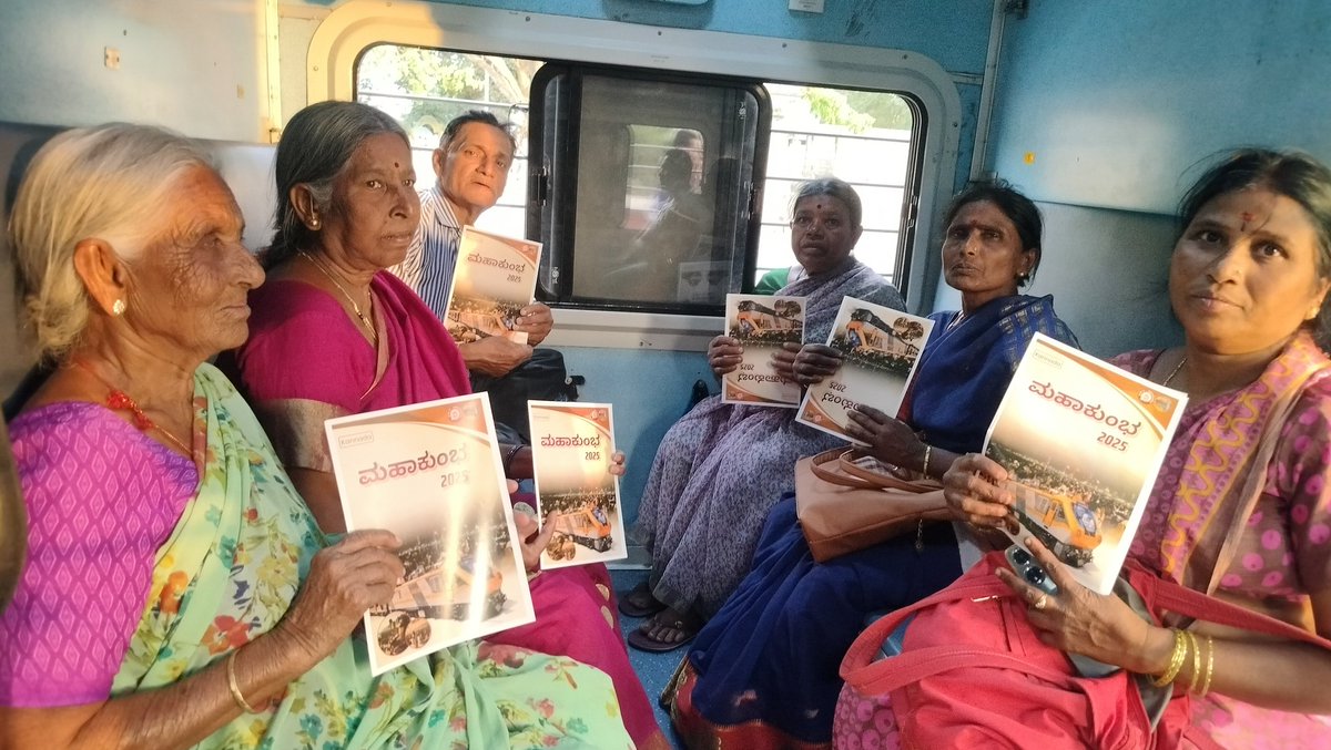 DrmMys's tweet photo. Seamless journey to spirituality! Devotees aboard the Mysuru-Danapur Express praise the smooth ride and top-notch facilities by South Western Railway on their way to Prayagraj for Mahakumbh.
#SWRRLY
#Mahakumbh2025 #IndianRailway https://t.co/BnhxmoOZpp