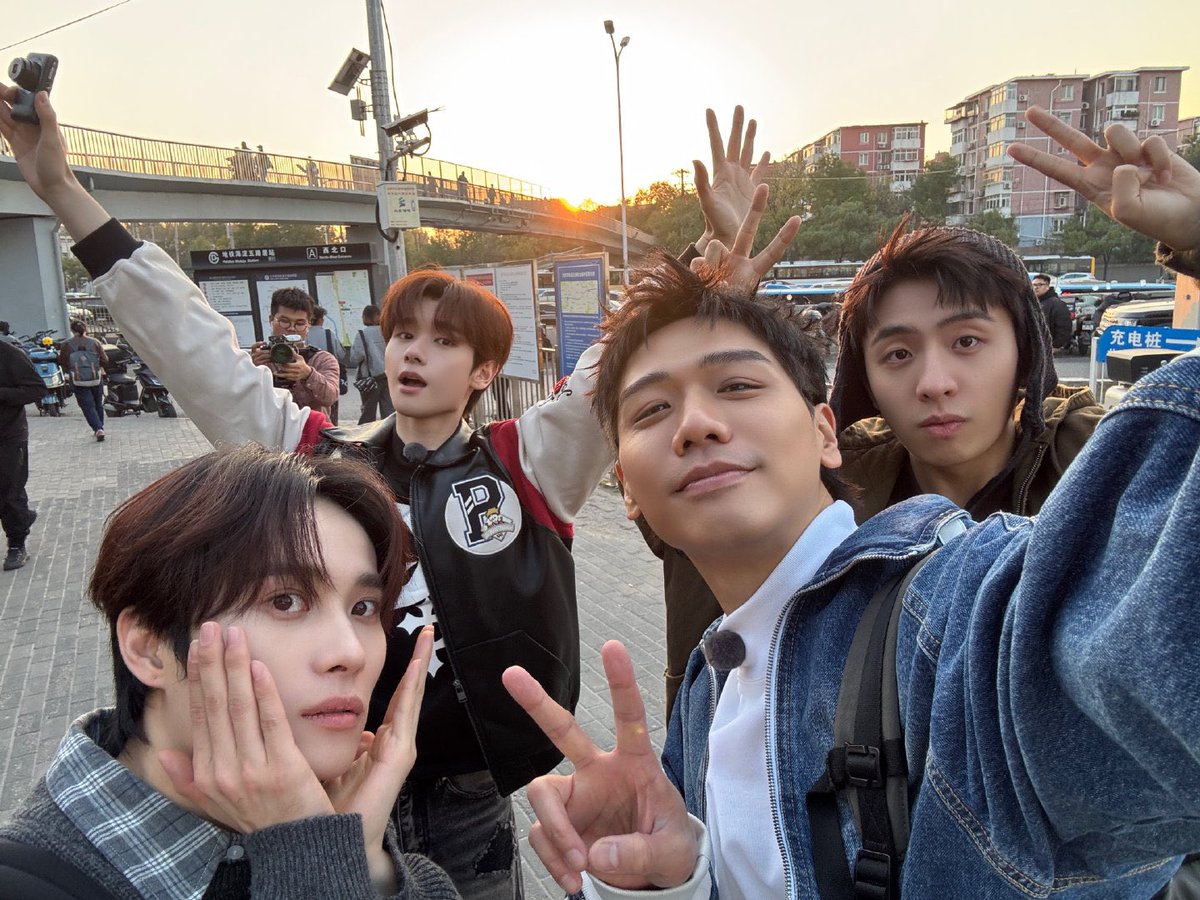 NineteamsUpdate's tweet photo. 𝐔𝐏𝐃𝐀𝐓𝐄──❷❺.⓿❸.⓿❶
[Nine with JingLong’s weibo]

EPสุดท้ายของ #我家那小子 จบลงแล้ว ดูย้อนหลังพี่น้องห้อง6 และซานเหมา ได้ทาง Mango TV

#GQCx我家那小子
#นายท่านกรชิต #นายกรชิต #高卿尘 #GaoQingchen #Nine https://t.co/15I2i9GPe4