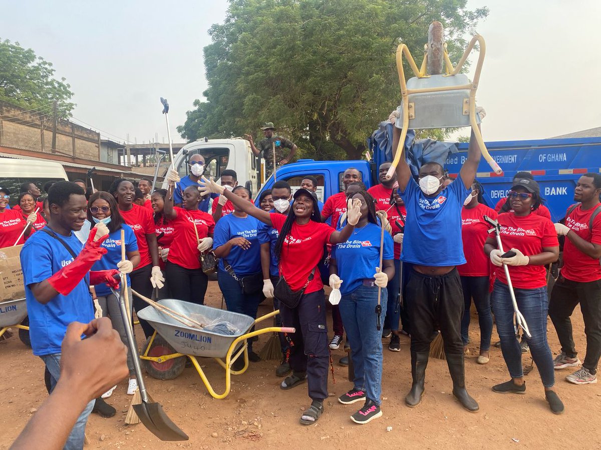 Preacherboye's tweet photo. The energy at Madina yesterday was electric as the youth came together to clear choked gutters! 🌧️✨ A community united and prepared to be #RainReady. 

#ZoomlionInterventions 

Hajj Ramadan Happy New Month Ukraine Sophie Tarkwa National cathedral https://t.co/CEeM8LayaL