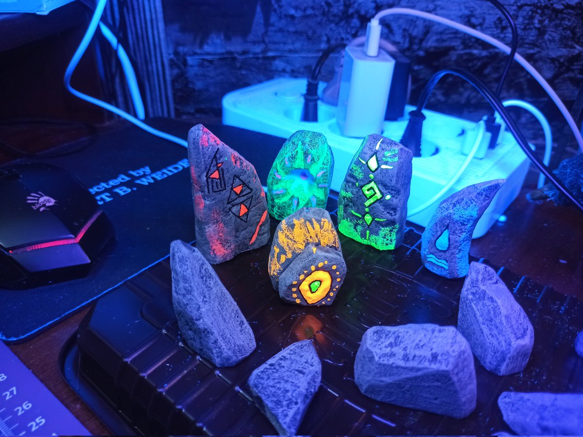 niotasama's tweet photo. Некоторые камушки даже светятся в неоне ✨ https://t.co/ZshSJBcV0m