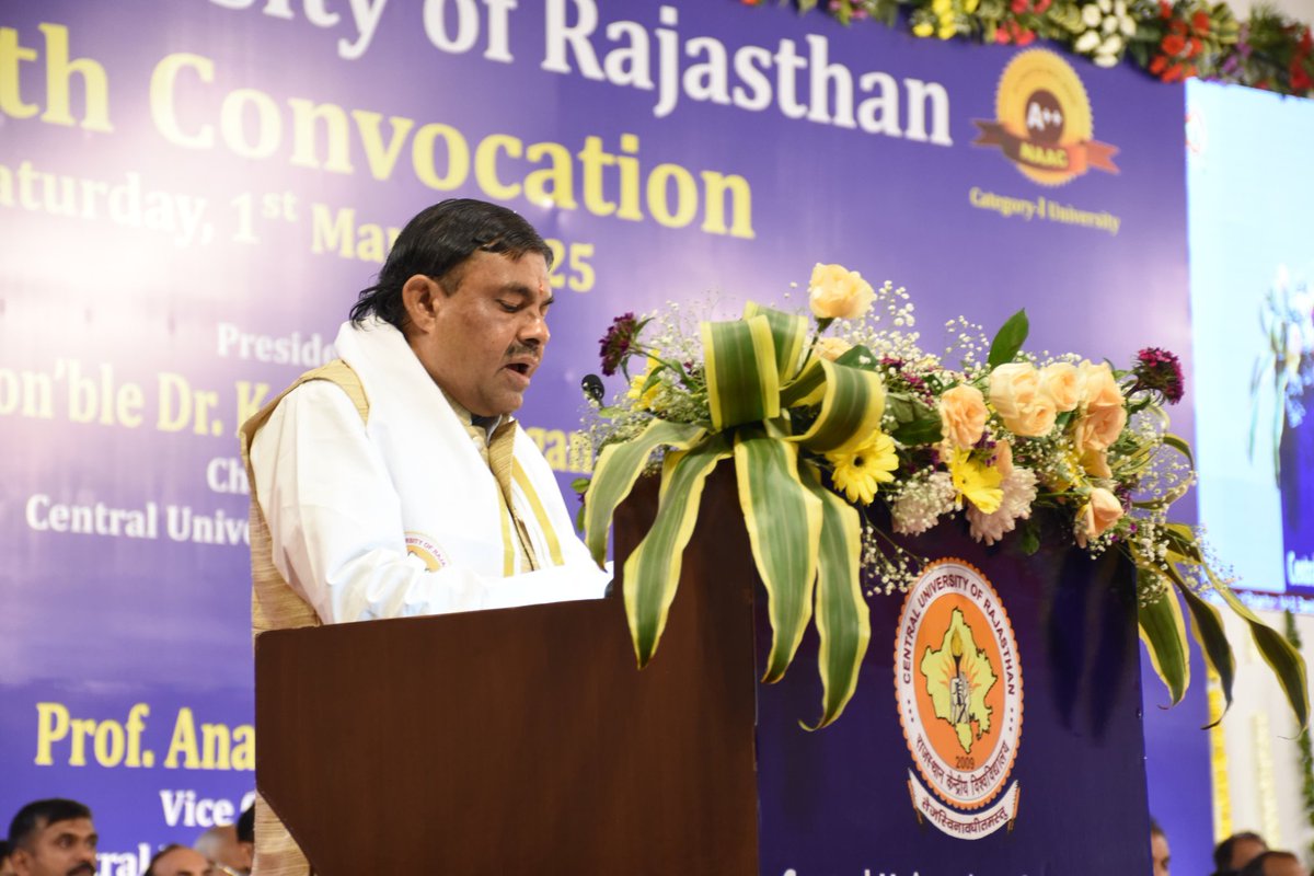 CURajasthan's tweet photo. राजस्थान केंद्रीय विश्वविद्यालय में भव्य और दिव्य रूप में मनाया गया आठवां दीक्षांत समारोह। आयोजन में विशिष्ट अतिथियों के रूप में @AICTE_INDIA के चेयरमैन प्रो. @SITHARAMtg एवं @isro अहमदाबाद के स्पेस एप्लिकेशन सेंटर के निदेशक डॉ. निलेश देसाई और विश्वविद्यालय के कुलपति माननीय प्रो. @AnandBhalerao10 उपस्थित रहे।
@mamidala90 @dpradhanbjp @ombirlakota @gssjodhpur @mpbhagirathbjp 
#convocation #Degreesofconvocation