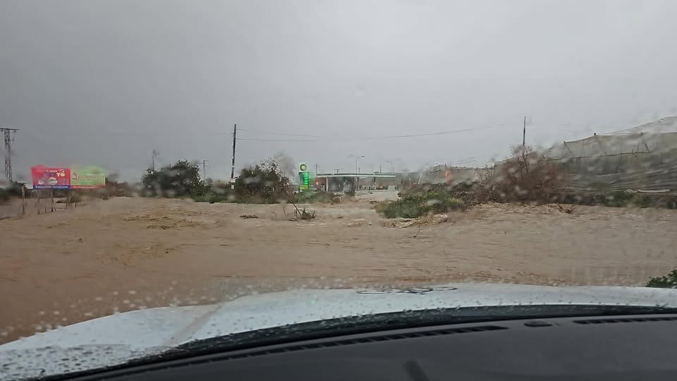 Mensaje para los vecinos de Cañada de Gallego, los accesos por la RM 332 y Los Cazadores permanecen cortados por la salida de ramblas con fuertes arrastres. Se ruega no se intente cruzar por el peligro de arrastre. mazarronhoy.com/mensaje-para-l…