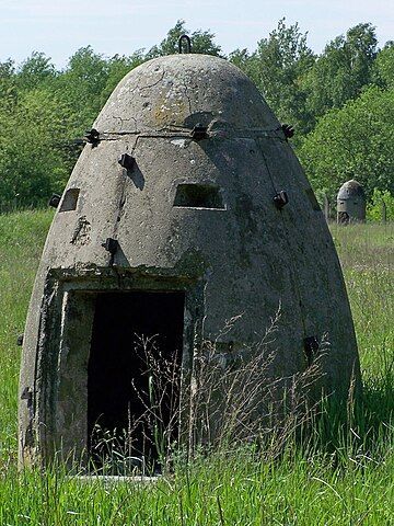 Besuch in der Ruine  der Hydrierwerke in Pölitz - Police, wo es auch ein kleines Museum gibt
ardmediathek.de/video/nordmaga… 
Bild: Splitterschutzzelle I, Dzoker, CC BY-SA 2.5 PL