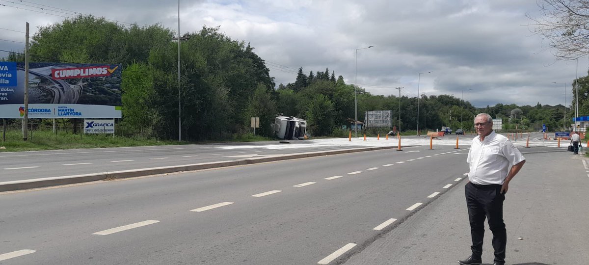 Un camión con agroquímicos volcó en la Autovía Punilla, derramando toda su carga cerca del antiguo peaje de Molinari. Mientras Bomberos y Policía trabajan, ¿Qué va a hacer Camino de las Sierras?  ¿Van a hacer algo o solo cobrar peajes?