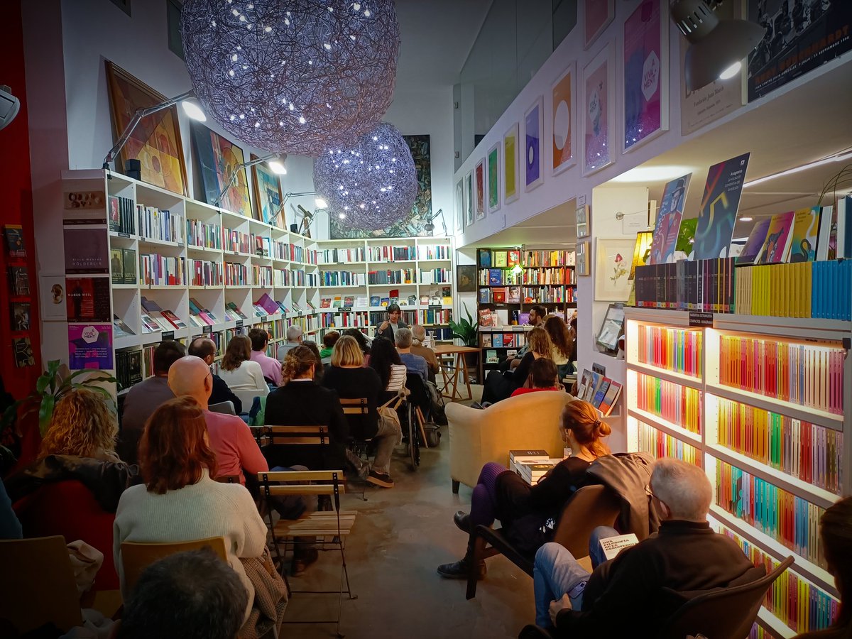 Buscamos pasiones ALEGRES.
Buscamos POETAS. 
Qué alto eres, <a href="/Aspirar_al_uno/">Carlos Javier González Serrano</a>!!  😝