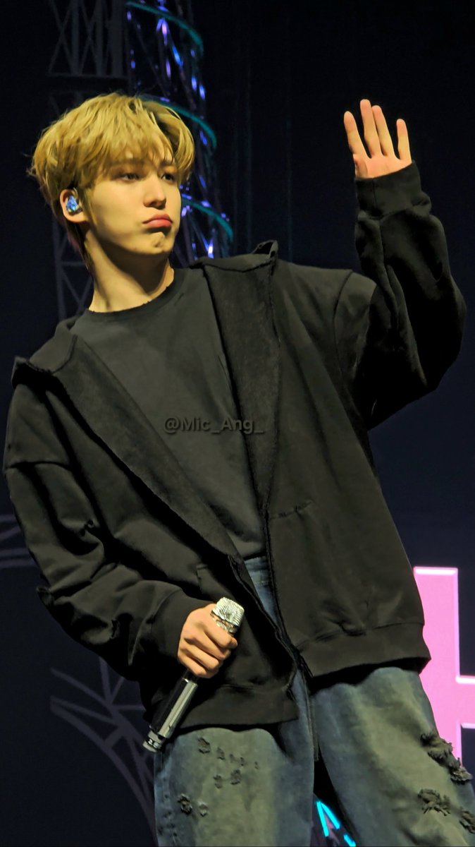 Mic_Ang_'s tweet photo. since we are showing our love to yunho, i want to share this cute video and some pictures from sounscheck in cologne 🤗🥰 https://t.co/toJaEkkF0d