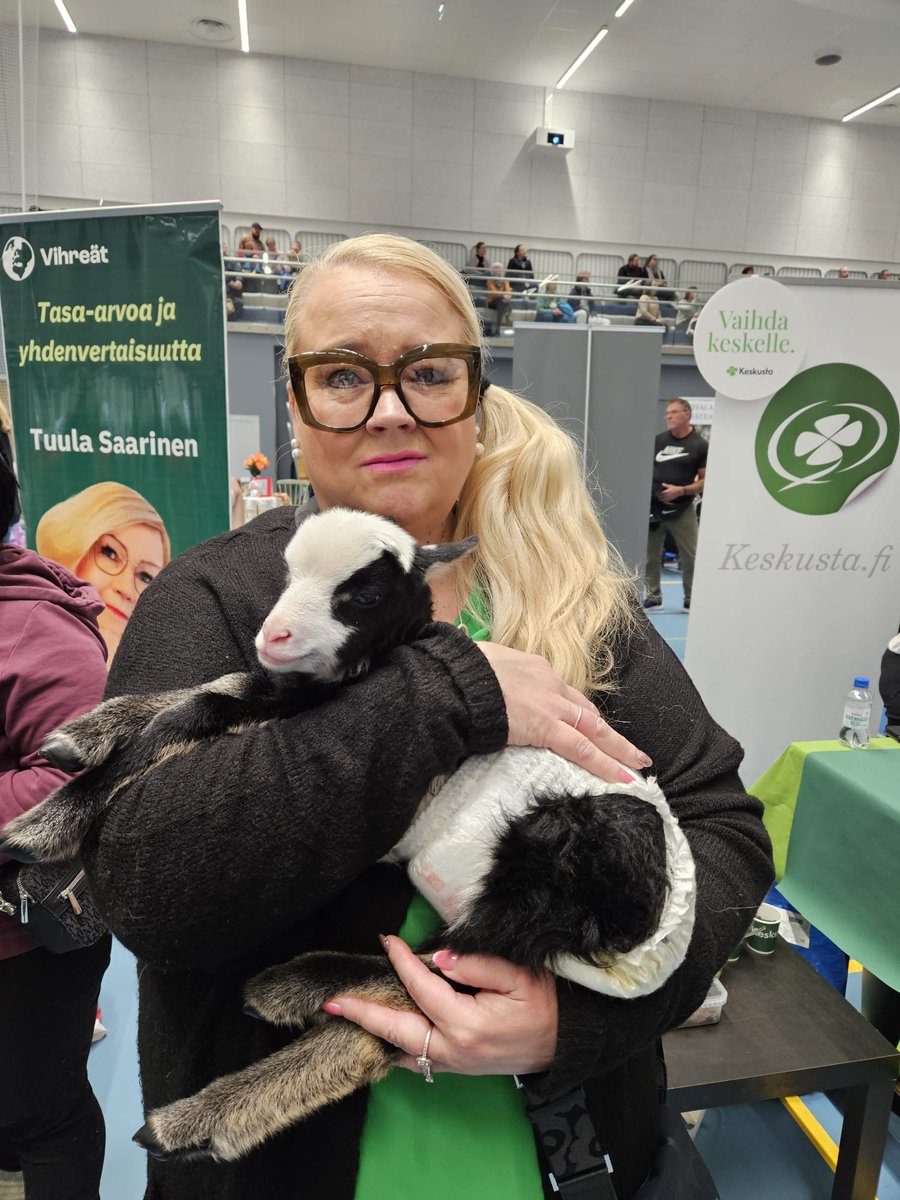 Tänään sain syliini 3 vrk:n karitsan...voi ihanuus kun eläinlapsi voi olla niin suloinen ja rauhallinen messuilla🐑❤️ #aluevaalut2025 #kuntavaalit2025 <a href="/vihreat/">Vihreät - De Gröna</a>