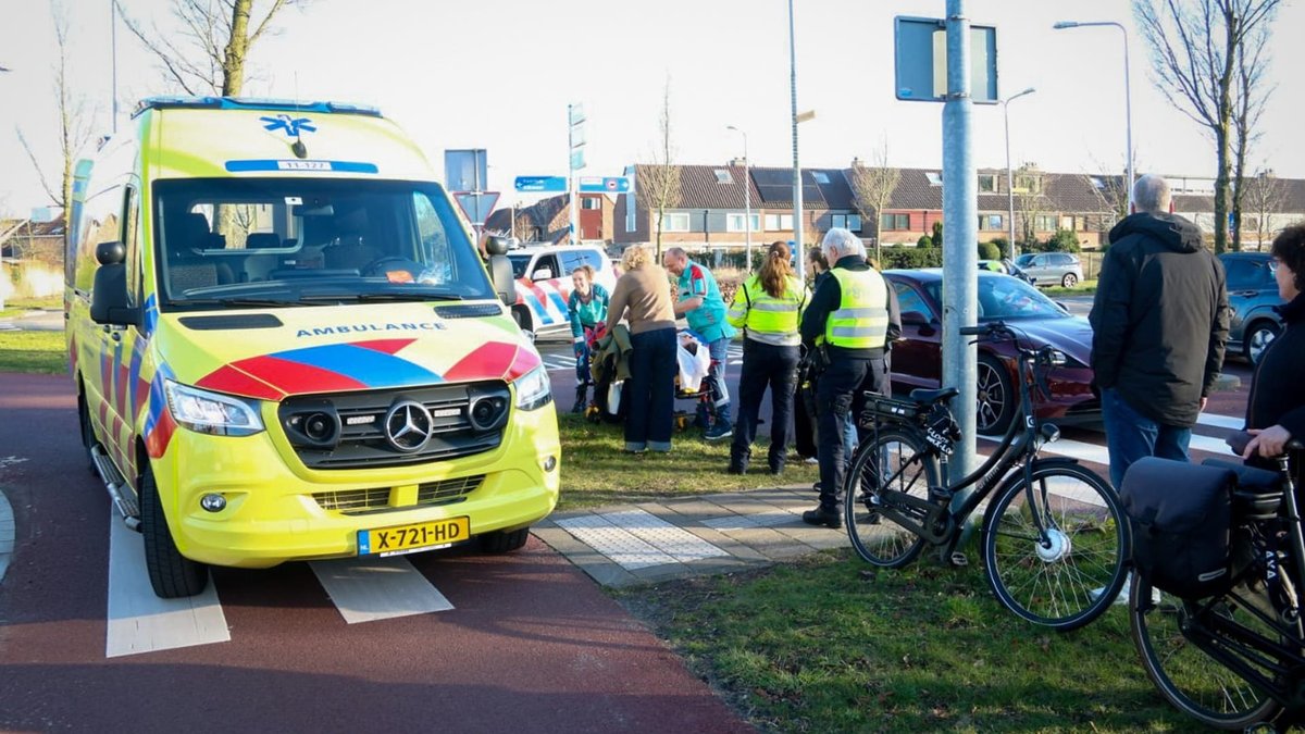 Fietsster gewond na aanrijding op rotonde