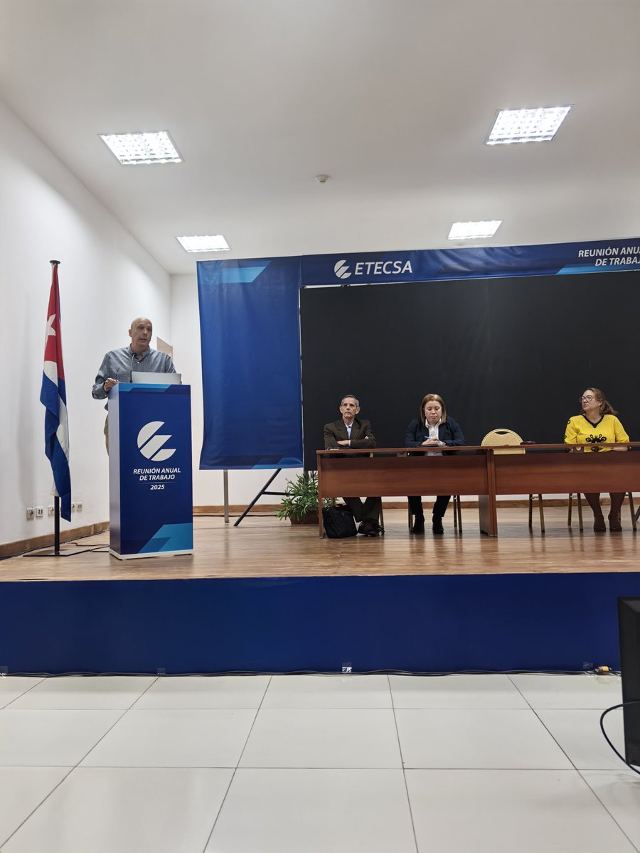 LidiaHid's tweet image. El Vice primer ministro del @MINCOMCuba Ernesto Rodríguez realiza las palabras de clausura del Balance anual de @ETECSA_Cuba. Remarca los retos  para el 2025 y felicita por los resultados alcanzados en el 2024, fruto de la ardua labor de sus trabajadores.
#EtecsaConCuba