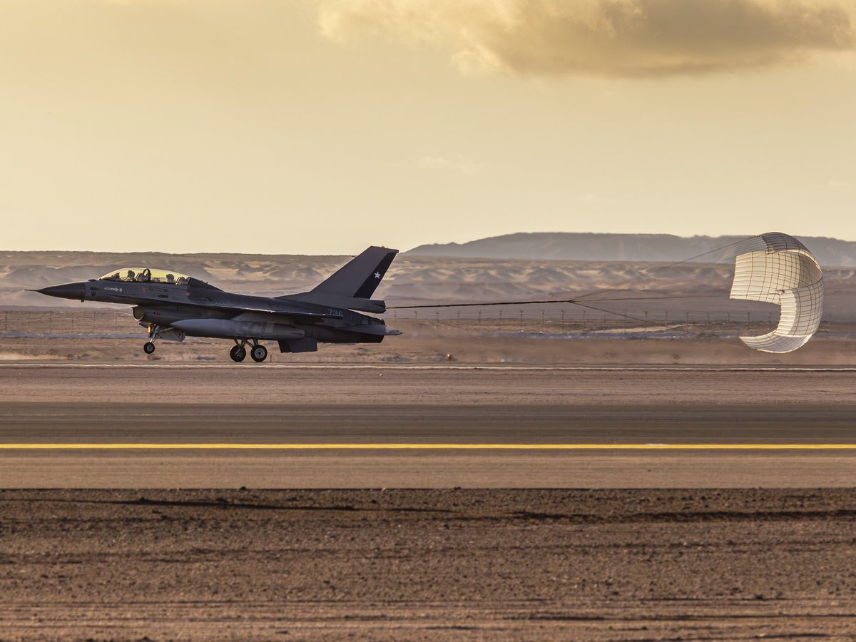 vicho_zs's tweet image. #Spotting 
Fuerza Aérea de Chile.

736.
General Dynamics (Fokker) F-16B. 

Drag shuttle in middle of the desert.