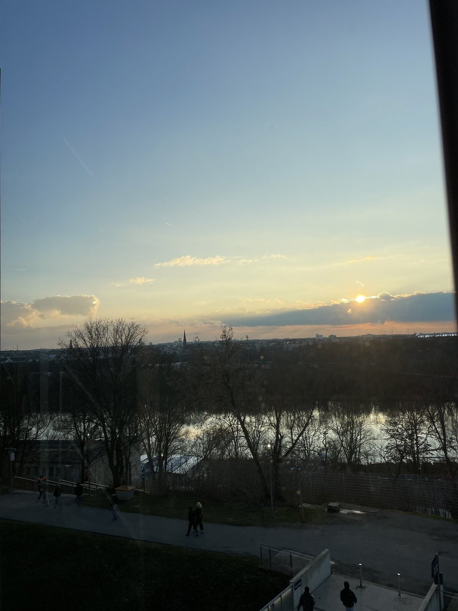 Das ist es interessanter sich das Stadiumumfeld anzuschauen <a href="/RBLeipzig/">RB Leipzig</a>