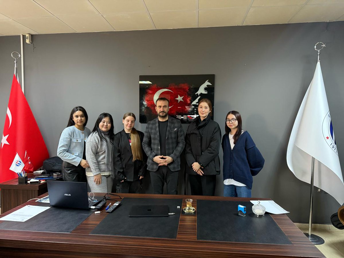 𝐃𝐢𝐥𝐝𝐞, 𝐢𝐬̧𝐭𝐞, 𝐟𝐢𝐤𝐢𝐫𝐝𝐞 𝐯𝐞 𝐞𝐠̆𝐢𝐭𝐢𝐦𝐝𝐞 𝐛𝐢𝐫𝐥𝐢𝐤!
Kazakistan'dan gelen öğrenciler GAÜN'de. Her biri bir ışık, her öğrendiği bir meşale olacak. Y𝐚𝐫ı𝐧 𝐓𝐮̈𝐫𝐤 𝐃𝐮̈𝐧𝐲𝐚𝐬ı’𝐧ı 𝐚𝐲𝐝ı𝐧𝐥𝐚𝐭𝐚𝐜𝐚𝐤.  #TürkDünyası #TUDVA #YÖK