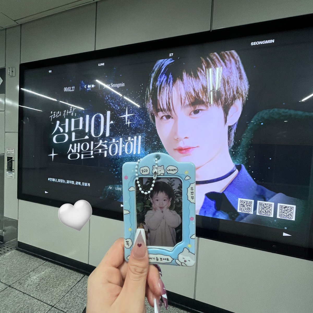 강남역에서 빛나는 룬아🌙
진짜 예뻐~&gt;&lt;♡

#원하던_찬란한_달빛이_내려온_2월 
#언제나_떠있는_달처럼_곁에_있을게
#HAPPY_LUNE_DAY