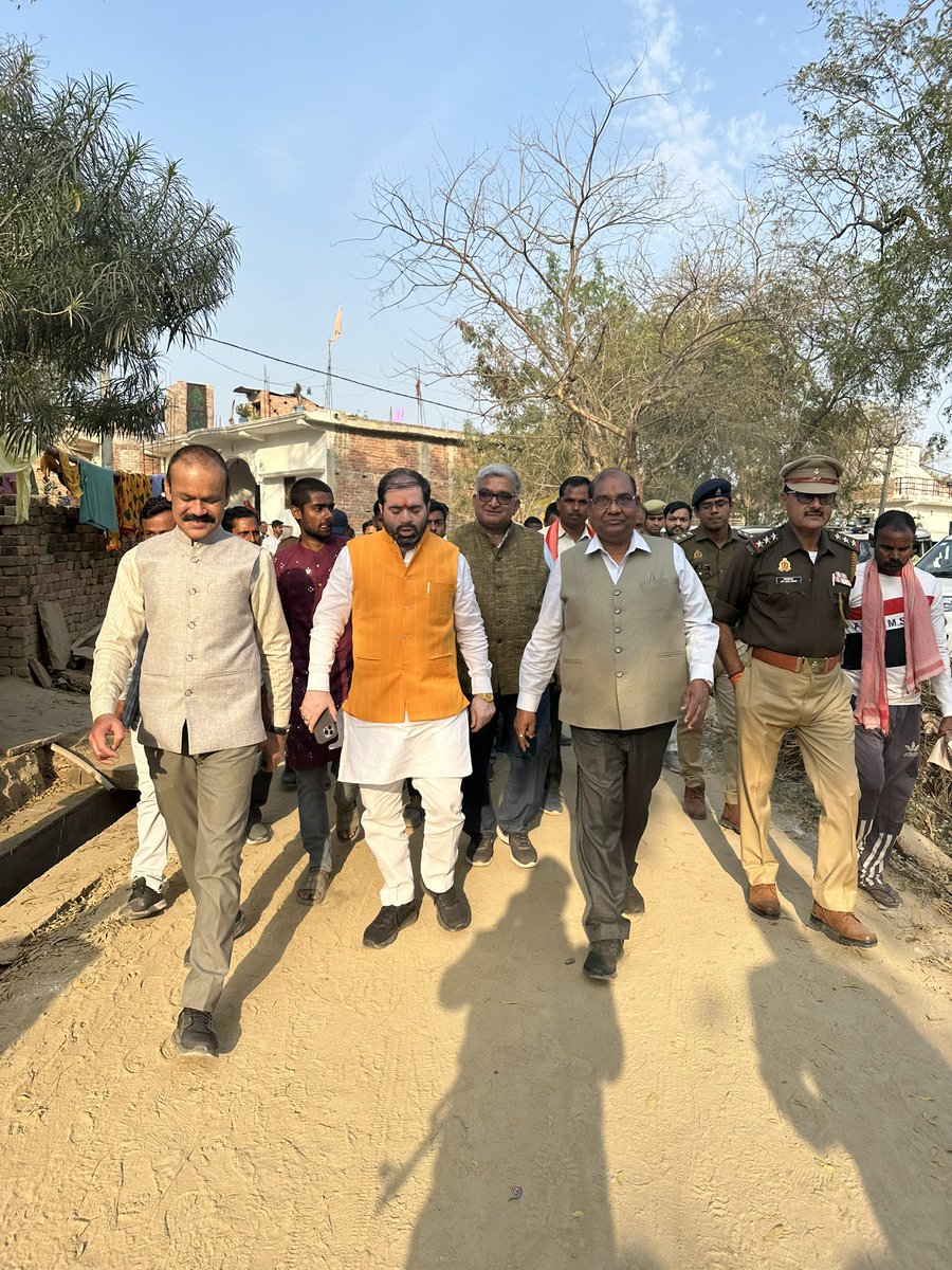 BrijLal_IPS's tweet image. ग्राम अलगनी नगर पंचायत राम सनेही घाट जिला बाराबंकी में मेरे सांसद- निधि से निर्मित सड़क का मैंने एवं श्री सतीश शर्मा माननीय राज्यमंत्री उत्तरप्रदेश सरकार ने घूम कर निरीक्षण किया और ग्रामवासियों का कुशलक्षेम पूँछा। सड़क की गुणवत्ता अच्छी मिली।
@myogiadityanath @UPGovt @BJP4UP