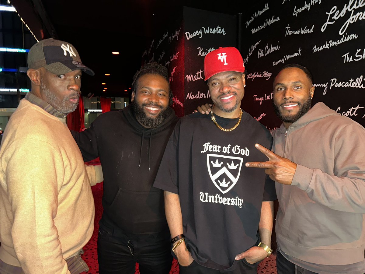 NICHELLEMURDOCK's tweet photo. Good times @CrackemupLA Closed out Feb with a bang! See you 3/6 for more funny
https://t.co/SvgRmdbsqP 🤩#crackemup #comedy https://t.co/yB35Vsu28W