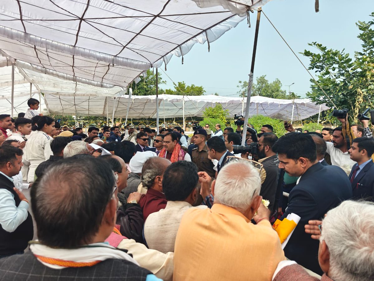 आज भरतपुर में कंप्यूटर अनुदेशको द्वारा मुख्यमंत्री महोदय <a href="/BhajanlalBjp/">Bhajanlal Sharma</a> जी को ज्ञापन देकर निम्न मांगो से अवगत कराया।👇
1. कैडर विस्तार।
2. वेतन विसंगति।
3. पदनाम परिवर्तन।

विभाग जल्द संज्ञान लेकर सभी मांगें पूर्ण करे। 🙏
<a href="/RajCMO/">CMO Rajasthan</a> <a href="/rajeduofficial/">Dept of Education, Rajasthan</a> <a href="/madandilawar/">Madan Dilawar</a> <a href="/BJP4Rajasthan/">BJP Rajasthan</a>