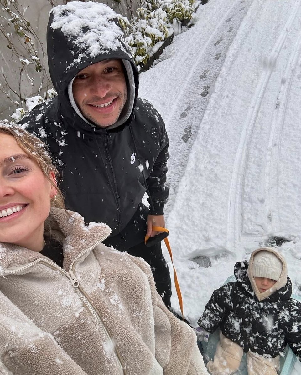 Perrie โพสไอจีเก็บตกเดือนกุมภา ฯ ที่ผ่านมา 1 ในนั้นมีรูปถ่ายกับ Leigh-Anne และฝาแฝดด้วยค่ะ แม่ ๆ เป็นเพื่อนกัน ลูก ๆ ก็เป็นเพื่อนกันด้วยเลย 🥰🥰 

"We are friends for life, hold that deep inside" 
- Always be together, Little mix