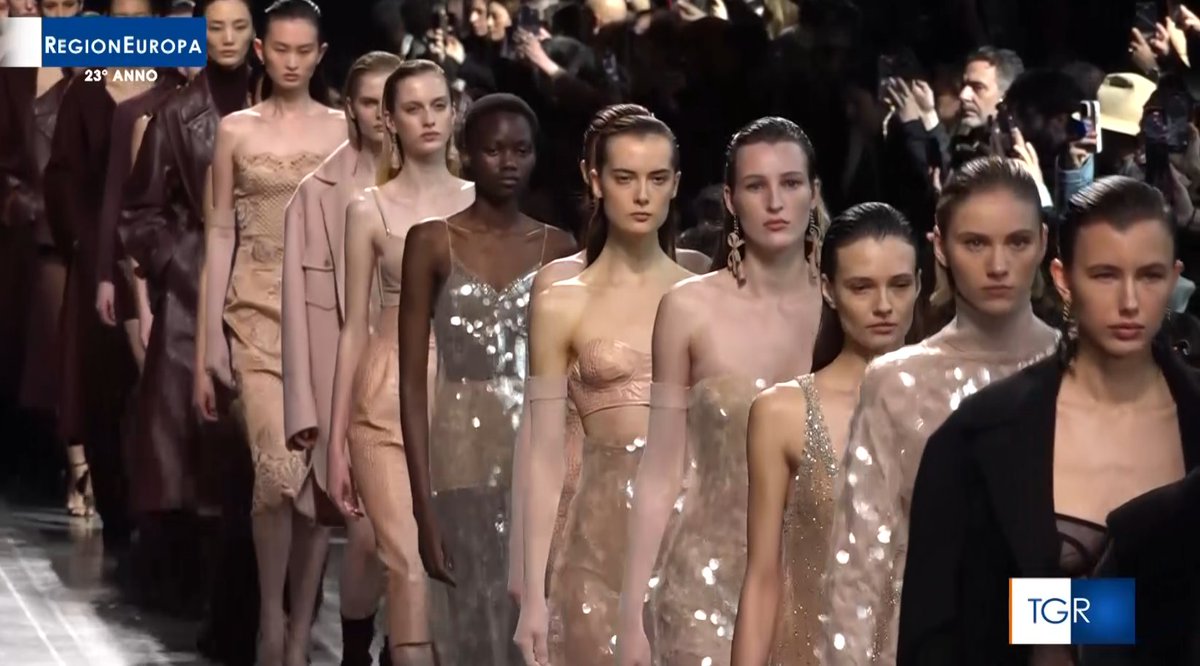 Domani #2marzo 11.25 <a href="/RaiTre/">Rai3</a> <a href="/RaiPlay/">RaiPlay</a> #Dazi #Export Il settore #Moda nel reportage di <a href="/DanielaCuzzolin/">Daniela cuzzolin ob.</a> dalla <a href="/MilanFW/">Milano Fashion Week</a> con l'intervista al Ministro <a href="/mimit_gov/">MIMIT</a> <a href="/adolfo_urso/">Adolfo Urso</a>.
Anticipazioni sul sommario della puntata sono nel sito di <a href="/Raiofficialnews/">Rai</a> qui: tinyurl.com/2yywj269