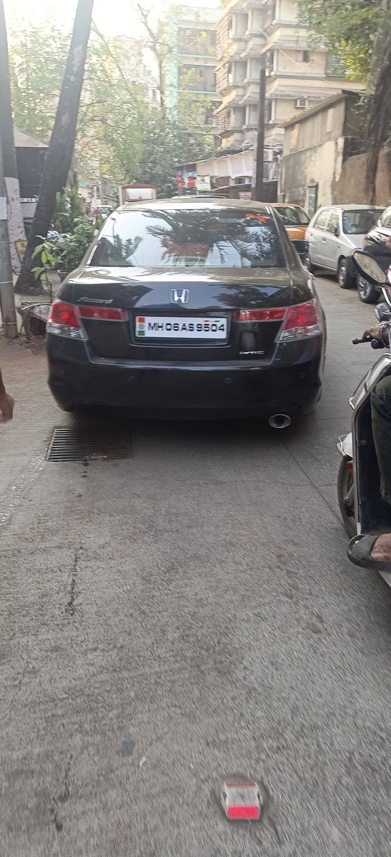 Ricper16's tweet image. @CPMumbaiPolice@MNCDFbombay @MTPHereToHelp@mumbaitraffic. This car is using the wrong side of the road on Waroda Road and was seen threatening me because I clicked the picture of the car saying he's from Bherampada. Kindly take necessary action against the owner of the vehicle