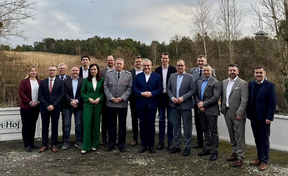 Wir Landräte in <a href="/sachsenanhalt/">Sachsen-Anhalt</a> haben unsere Gespräche mit dem Landeskommandeur der #Bundeswehr fortgesetzt. Wir sind uns bei dieser angespannten Weltlage einig: Als Katastrophenschutzbehörden vor Ort haben wir immer wieder Krisen bewältigt. Nun rückt der #Zivilschutz als Teil der