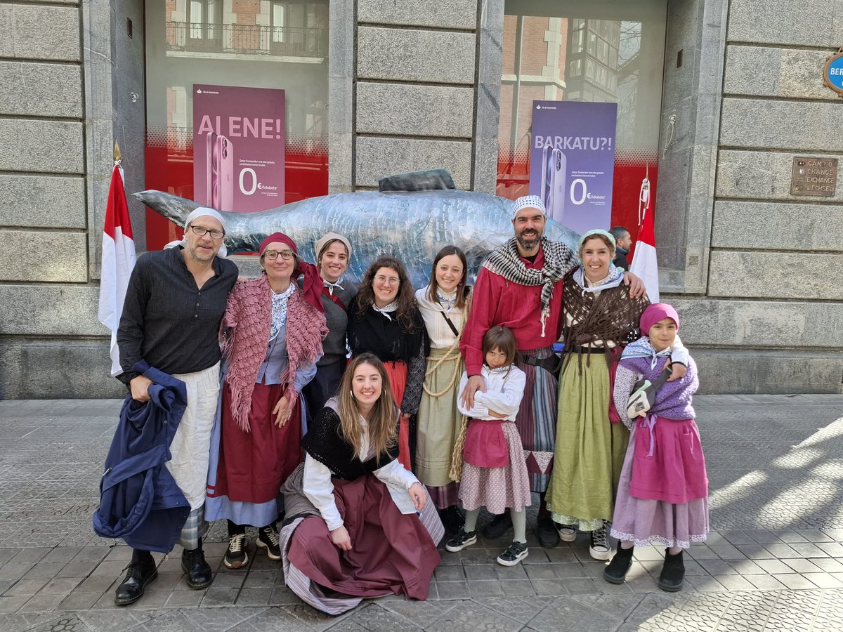 Bilbo Hiria irratia (@bilbohiria) on Twitter photo Zirgariek karga eramaten zuten aintzina, eta, Anek eta Jonek azaldu digutenez <a href="/algarakonpartsa/">Algara Konpartsa</a> aurten zirgari arituko da, euskaldunok daramatzagun zamak irudikatzeko. Kopla txikietan <a href="/PantailakEusk/">Pantailak Euskaraz</a> aldarriarekin bat egin zuten
<a href="/konpartsak/">Bilboko Konpartsak</a>
#Aratusteak25
#HirietaHerri Zirgariek karga eramaten zuten aintzina, eta, Anek eta Jonek azaldu digutenez <a href="/algarakonpartsa/">Algara Konpartsa</a> aurten zirgari arituko da, euskaldunok daramatzagun zamak irudikatzeko. Kopla txikietan <a href="/PantailakEusk/">Pantailak Euskaraz</a> aldarriarekin bat egin zuten
<a href="/konpartsak/">Bilboko Konpartsak</a>
#Aratusteak25
#HirietaHerri