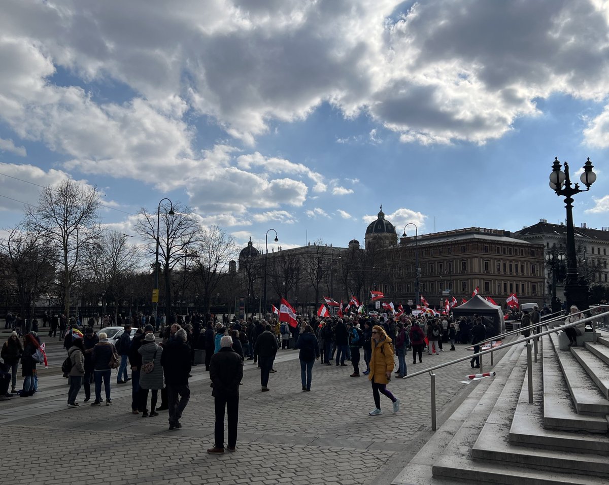 ➡️ 13:19

Vor dem Parlament haben sich aktuell schätzungsweise 300-500 Teilnehmer:innen versammelt.

⏩️ Die Polizei ist mit Bereitschafts- und Ordnungsdiensteinheit vor Ort.
⏩️ Die Ringstraße wurde nun für den Verkehr gesperrt.

#w0103 #wien #kickl