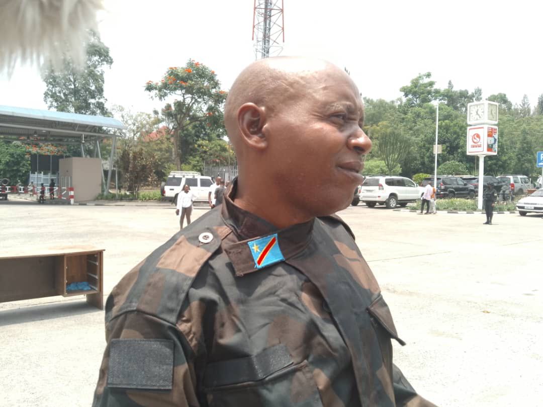 SugiraMireille's tweet photo. 🔴 Les détails continuent d'affluer concernant les FDLR capturés par l'AFC/M23 et remis au Rwanda aujourd'hui. Voici un autre officier :

"Major" Gilbert Ndayambaje, alias Castro Rafiki, avait été précédemment arrêté et transféré au gouvernement congolais par @MONUSCO en 2016. Par la suite, il fut condamné à la réclusion à perpétuité par un tribunal du Sud-Kivu pour des actes de pillage, de meurtre et de torture commis à Kamananga, en RDC. 

Personne ne sait comment il s'est retrouvé plus tard au sein des FARDC, sous le faux nom de Rafiki, sous lequel il recevait son salaire du gouvernement de Kinshasa et d'autres avantages. Il a été capturé par le M23 alors qu'il combattait aux côtés des FARDC dans le Nord-Kivu.

Seul Dieu sait combien d'autres comme lui sont toujours au sein des FARDC jusque même dans la Garde Républicaine de Tshisekedi 😳