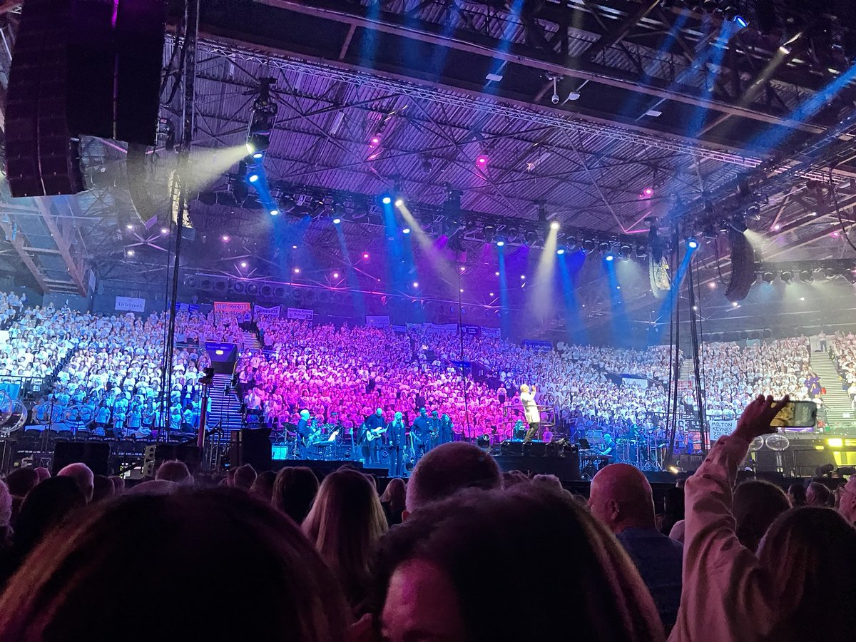 kellymcmaster4's tweet image. Huge thanks to @MrScottHead @mrsndelo @MrsR_McGeown for taking care of K and giving her another opportunity to experience a magical time at @YVconcerts last night.