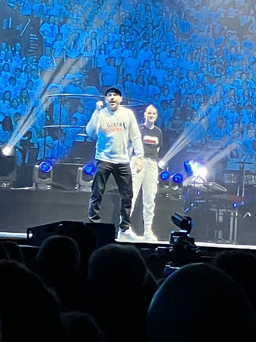 kellymcmaster4's tweet image. Huge thanks to @MrScottHead @mrsndelo @MrsR_McGeown for taking care of K and giving her another opportunity to experience a magical time at @YVconcerts last night.