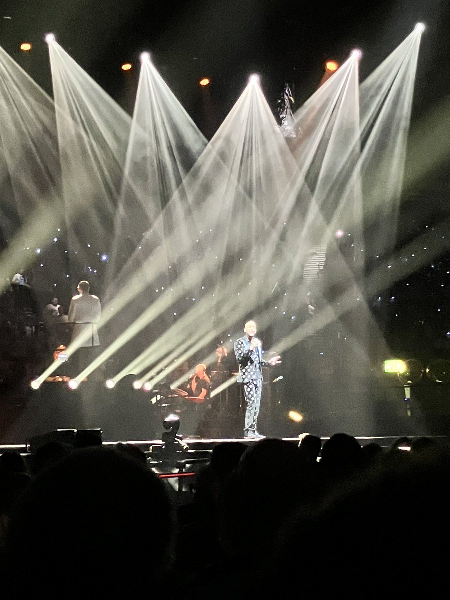 kellymcmaster4's tweet image. Huge thanks to @MrScottHead @mrsndelo @MrsR_McGeown for taking care of K and giving her another opportunity to experience a magical time at @YVconcerts last night.