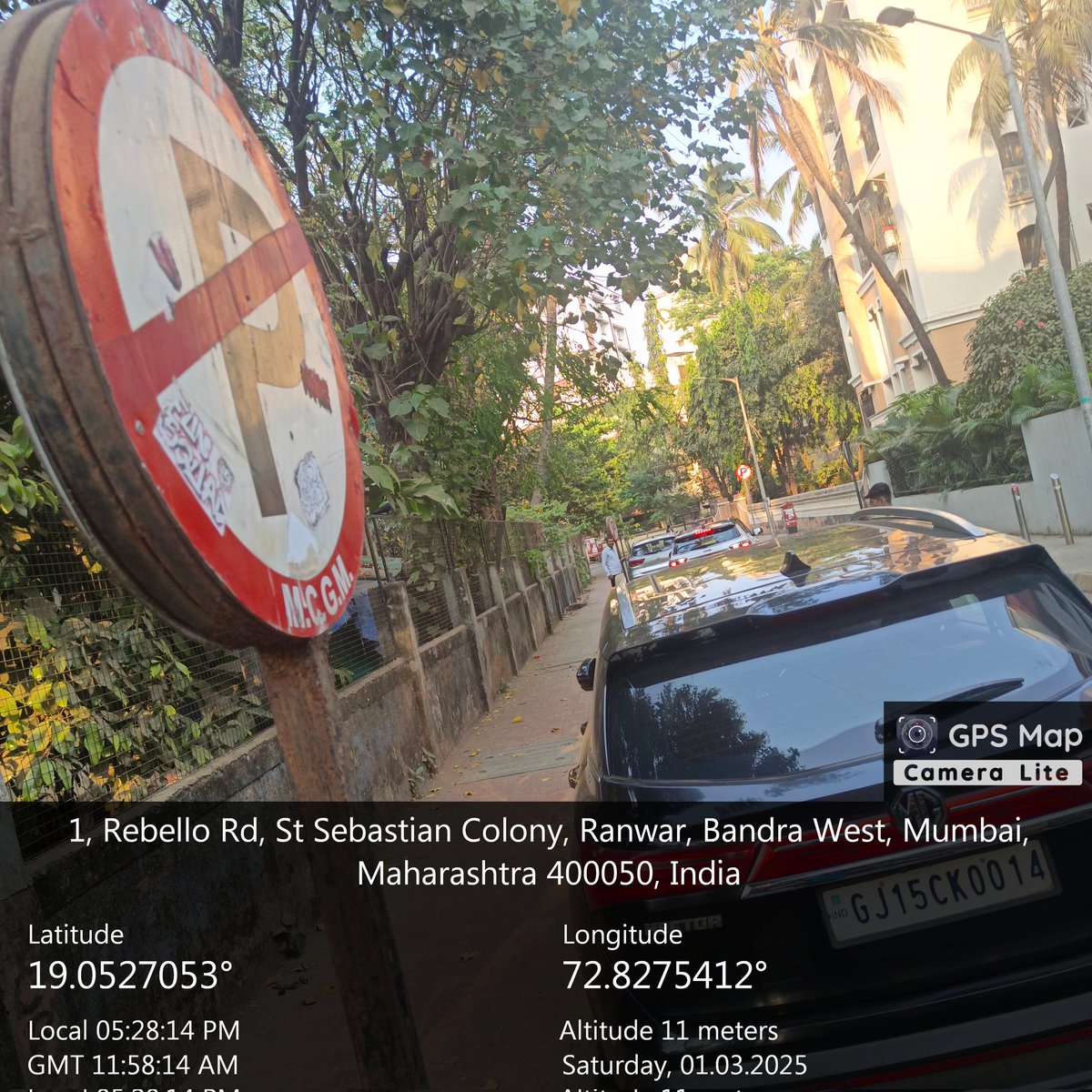 Ricper16's tweet image. @CPMumbaiPolice@MNCDFbombay @MTPHereToHelp@mumbaitraffic. All' these car's are parked in a No Parking Zone on Veronica Road Bandra West next to KyleMore and Dom Phil building. Kindly issue the owner of the vehicle a parking ticket.