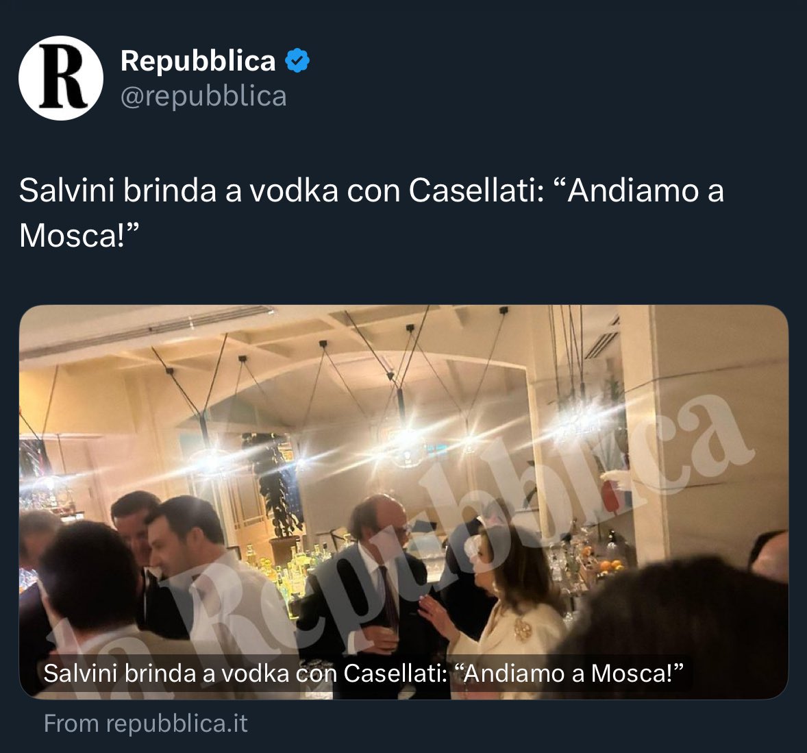 Brinda sulla pelle degli ucraini.

Il comportamento di questo miserabile è ben al di sotto qualsiasi standard minimo di decenza. Non è vigliaccheria, non è tradimento, è semplicemente disumanità.