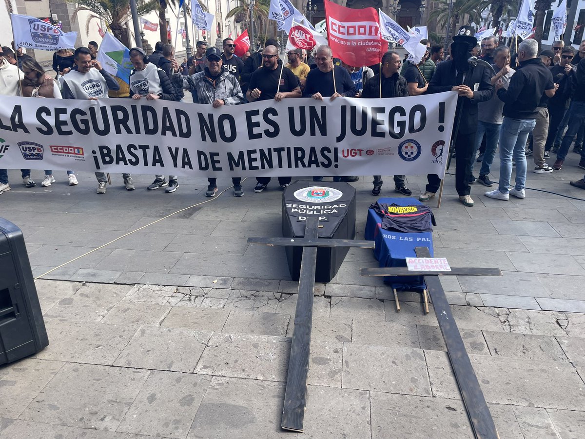 bombLPAenlucha's tweet photo. La Sra @CarolinaDarias el Sr @Josuio estarán encantados de saber q hoy en @aytolpgc el PZVegueta está cerrado el PZIsleta está cerrado y que los 9 agentes, 3 cabos y 1 Sgto q cubren los 400000 habitantes y el @Carnaval_LPGC están en el Parque Central de Miller Bajo https://t.co/GDAe2Shi9l