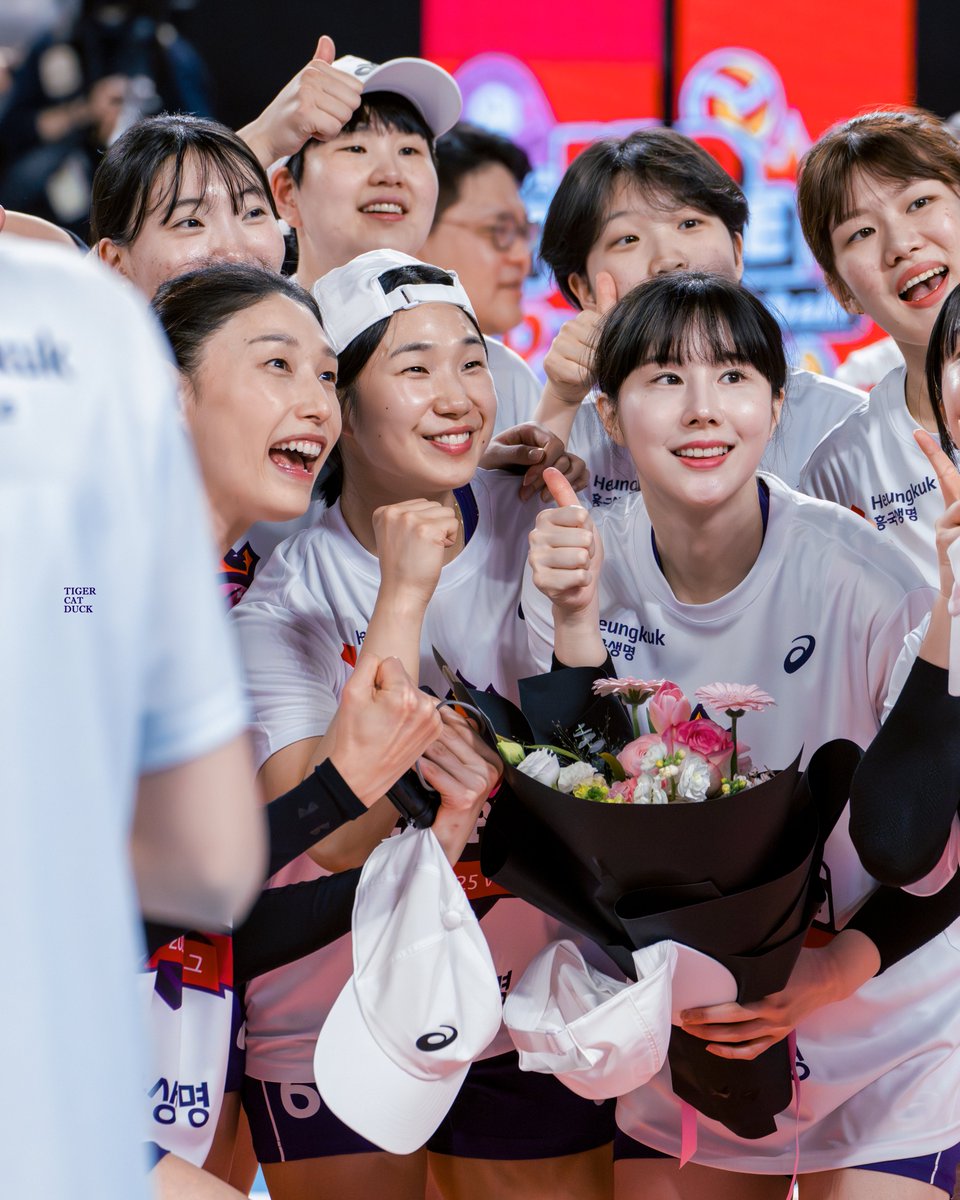 tigercatduck's tweet photo. 흥국생명 귀여워

250301 정규1위 시상식 #김연경 https://t.co/247wOMoVHo