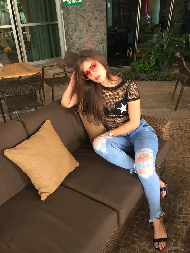 sola en casa estoy aburrida porque mi hijo esta en casa de su abuela