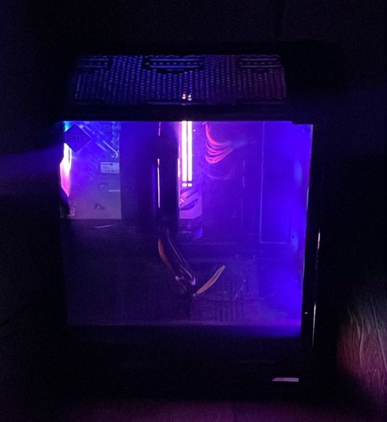 OuletPc's tweet photo. #OuletPC

PC0017

بي سي مستخدم للبيع بسعر 2900 ريال شامل الشحن والخدمات المذكوره 

- معالج
I5-13400F
- كرت الشاشة
ASUS Dual GeForce RTX™ 4060 Ti
- مبرد المعالج 
AIR-KILLER PRO
- تخزين
1TB NV3 PCIe 4.0 NVMe
- رامات
VENGEANCE® RGB PRO DDR4 
16GB 3200
- كيس
Xigmatek blade 
- باور سبلاي
Thermaltake Litepower 650W

الخدمة تضمنت:
-  فحص قطع الجهاز خارجياً 
- تنظيف الجهاز بالكامل 
- اختبار المعالج وحرارته واستقراره 
- اختبار الكرت وحرارته واستقراره
- اختبار الرامات وحرارته واستقراره
- اختبار التخزين وحرارته واستقراره
- فورمات للجهاز
- تحميل ويندوز  11 او 10 برو  حسب الطلب
- تضبيط اعدادات الويندوز\ بارتشن حسب الطلب
- تحميل جميع التعاريف للويندوز والبورد /البرامج / الانشرات 
- تفعيل XMP واختباره والتاكد والتاكد من استقراره
- اضافه معجون