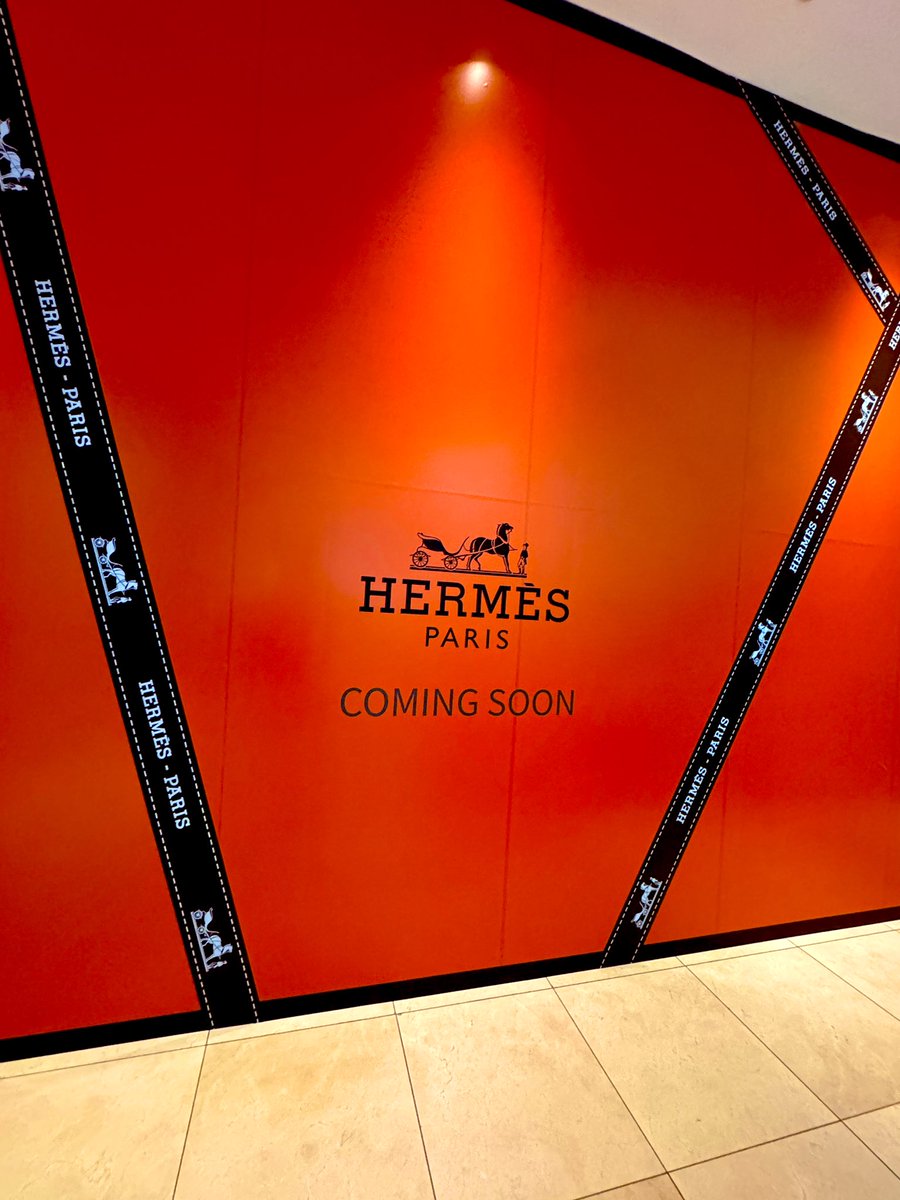 ヒルトンエルメス
改装中の外観が素敵すぎて思わずパシャリ。
映えますね♪

#HERMES
#エルパト