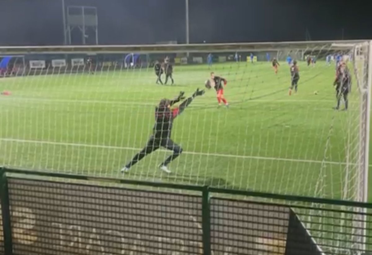 Thanks so much to Alex Blake for inviting Ryan to help with the warm ups at the <a href="/ChaddertonFC/">Chadderton FC</a> game last night. Great experience and really enjoyed 👍. A big difference in power shots from semi pro over U16 footy ! Wrist strengtheners on order 😂⚽️ <a href="/Chaddyfcjnrs/">Chaddertonfcjnrs™©</a>