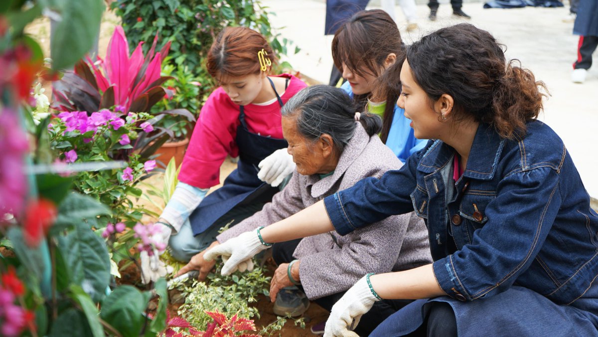 Tsinghua_Uni's tweet photo. "Teach a man to fish and you feed him for a lifetime." #THUinCommunity empowered Chixi Village residents by weaving #art into agriculture. They created 36 sustainable artworks that showcase Haicheng’s lush beauty & ignite cultural tourism. 🎨🌿 #BetterTogether https://t.co/icsuFgePR3