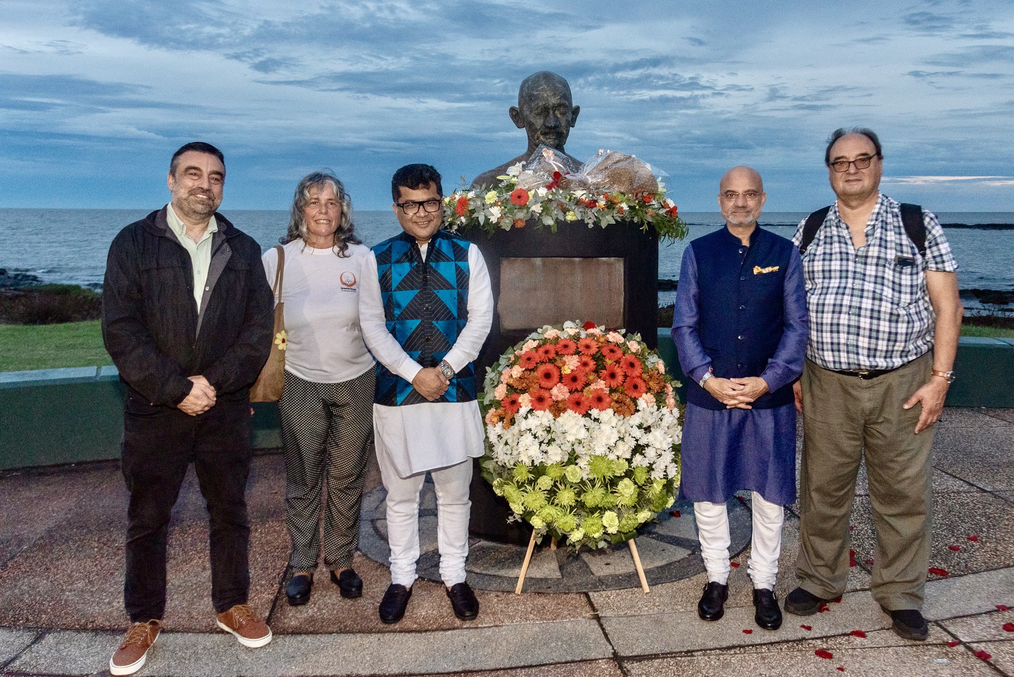 Homenaje floral a Mahatma Gandhi en Montevideo por parte de autoridades y comunidad india