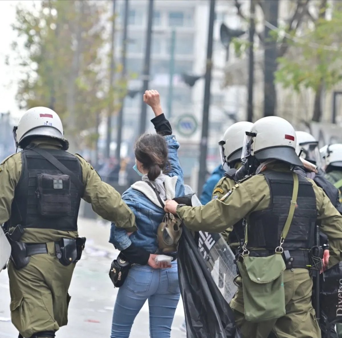 Ody06979038's tweet image. Οι Αναρχικές Συντρόφισσες στέκουν πάντα περήφανες μπροστά στην κρατική καταστολή, δίνοντας παράδειγμα συνείδησης και θάρρους στα μέτωπα του κοινωνικού και ταξικού πολέμου #antireport #28_Φλεβαρη #Συνταγμα