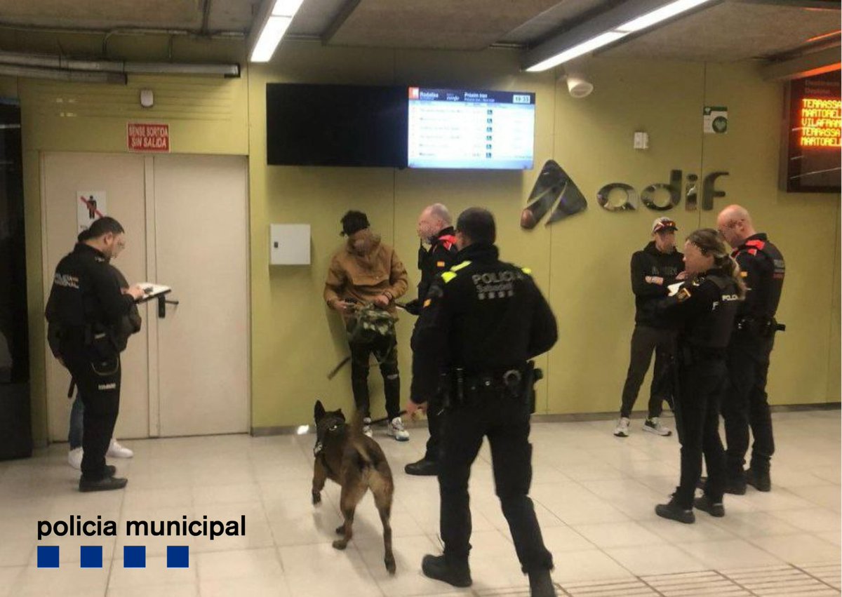 #ACTUACIOPMS 🚔 Operatiu conjunt de <a href="/mossos/">Mossos</a> , <a href="/policia/">Policía Nacional</a> i Policia Municipal a l'estació de tren de #Sabadell Nord

29 persones identificades 
5 denúncies per substàncies estupefaents

#SabadellSegura