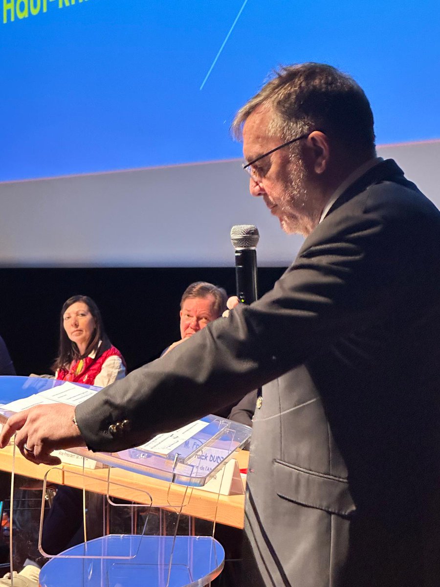 Prefet68's tweet photo. #Collectivités
Ce matin, Thierry Queffélec, préfet du Haut-Rhin, a clôturé l'assemblée générale de l'association des maires du Haut-Rhin, qui s'est tenue à l'espace Rhénan à #Kembs.
➡ Un moment important d'échanges avec les élus locaux.
➡ L'occasion de rappeler le rôle de l’État dans l'accompagnement de chaque territoire, en matière de sécurité du quotidien, de transition écologique, de gestion budgétaire et de soutien en faveur des ruralités.

@Amhr68