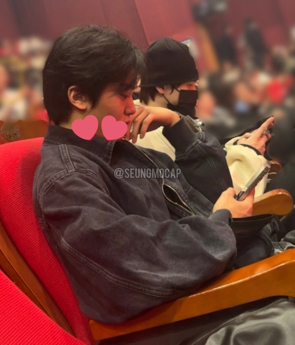 케시콘 갓는데 옆자리가 크래비티 인 사건.. 공연 끝나구 로투킹 잘봤다구 인사하니까 환하게 웃으면서 감사하다구 해주심 .. // 잘생기셧어용👍